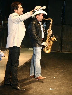 VERGONHA MUNICIPAL - Farra de shows e publicidade do prefeito Vladimir Azevedo em 6 meses deste ano (2012) chega ao exorbitante valor de quase R$ 3,5 milhões de reais vladimir tocando sax